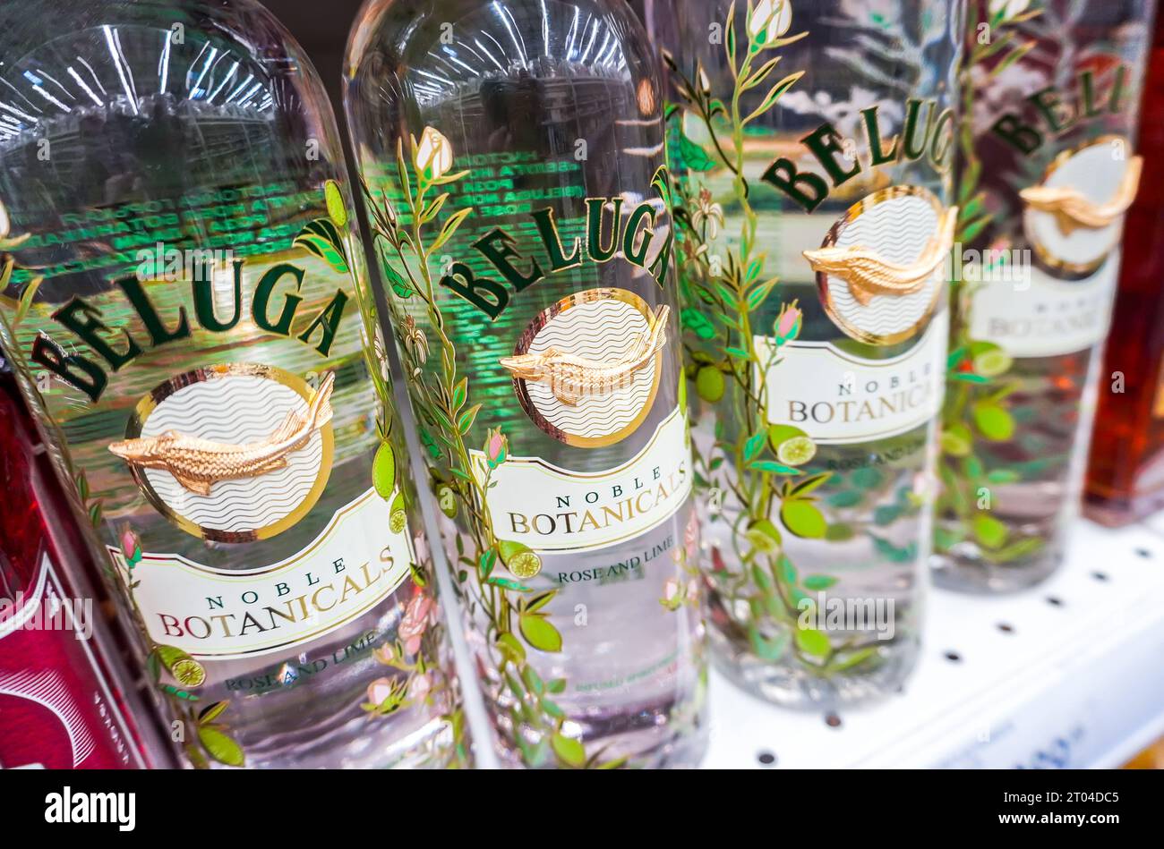 Samara, Russia - 1 luglio 2023: Beluga Noble Russian Vodka sullo scaffale di un superstore. Bevande alcoliche e bevande spiritose in bottiglia. Forti alcoholi Foto Stock