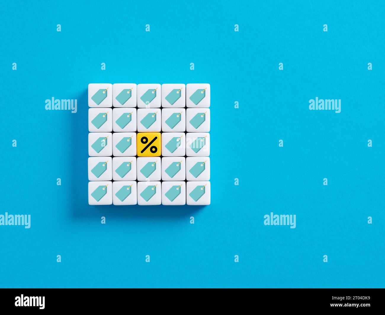 Promozione dei prezzi, sconto e marketing di vendita. Etichetta del prezzo e simboli di percentuale sui cubi. Foto Stock