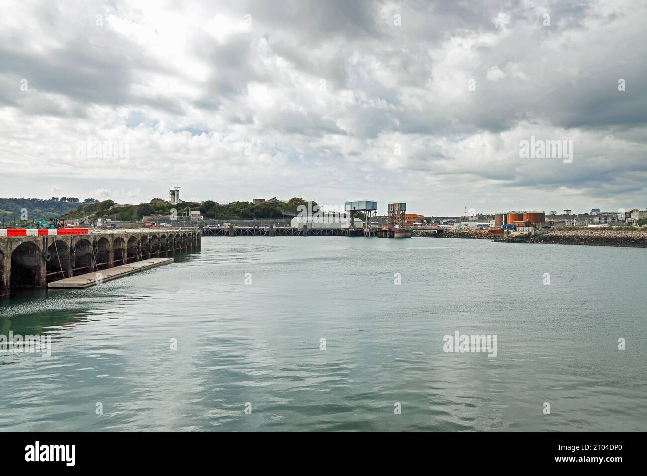 Nei notiziari Trinity Pier a Millbay Docks di Plymouth. Presa a metà settembre 2023. Molo Trinity a sinistra dell'immagine con il sito di atterraggio dei traghetti in t Foto Stock