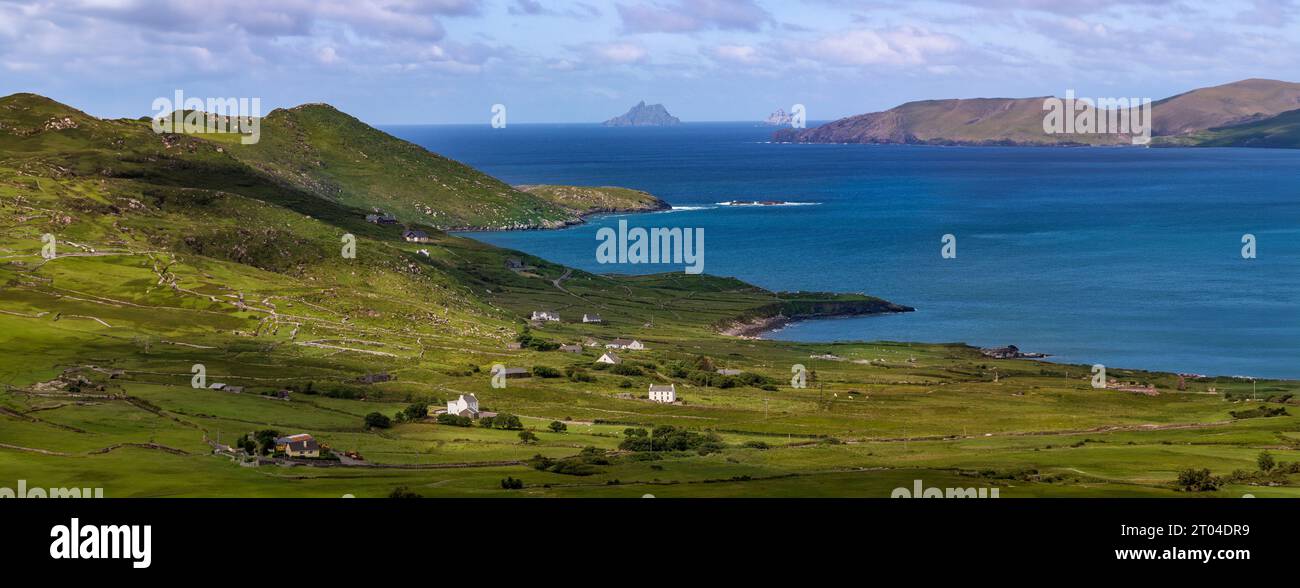 La costa panoramica su una parte del Ring of Kerry. Si tratta di un percorso turistico circolare lungo 179 km nella contea di Kerry, nel sud-ovest dell'Irlanda. Foto Stock