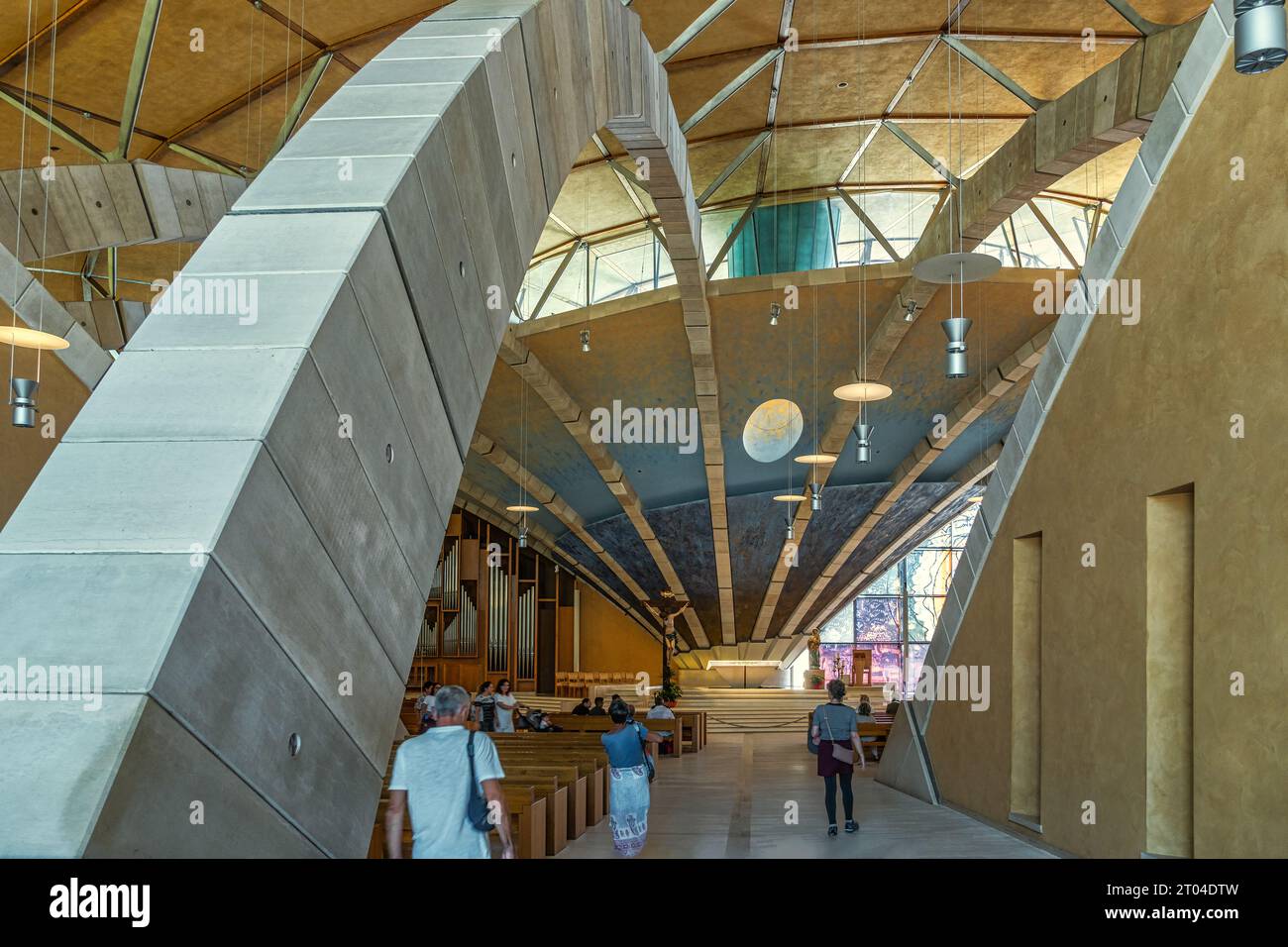 Interno della sala liturgica nella chiesa superiore del Santuario di San Pio da Pietrelcina in San Giovanni Rotondo. San Giovanni Rotondo, Puglia Foto Stock