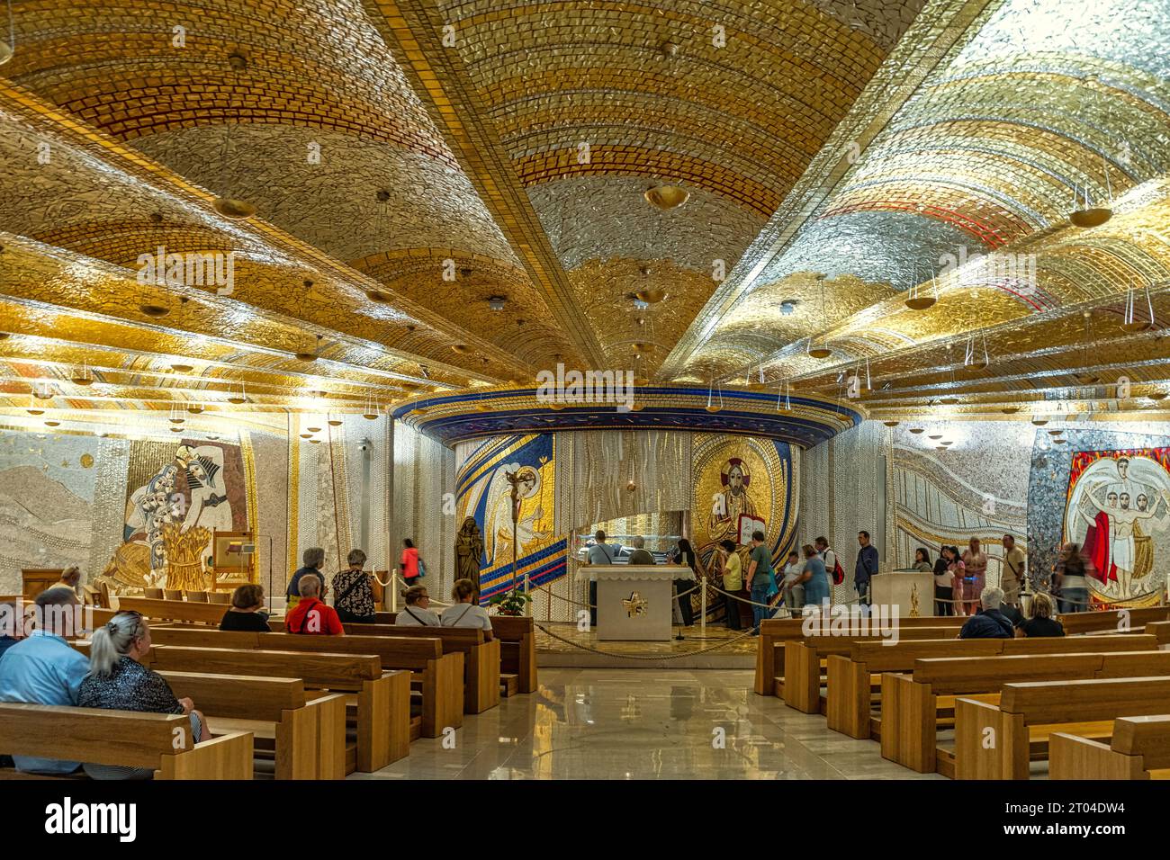 Interno della sala liturgica nella chiesa superiore del Santuario di San Pio da Pietrelcina in San Giovanni Rotondo. San Giovanni Rotondo, Puglia Foto Stock