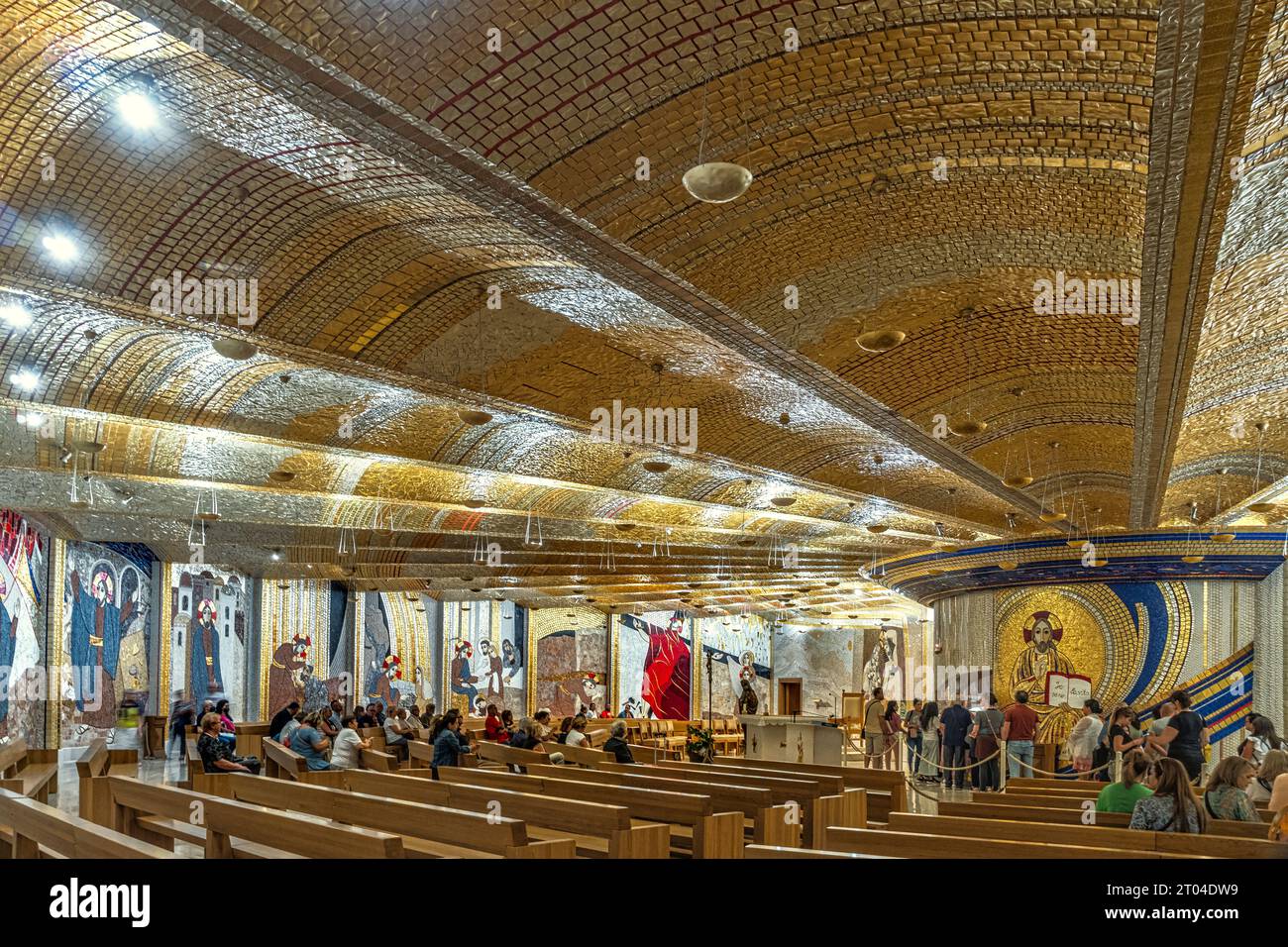 Interno della sala liturgica nella chiesa superiore del Santuario di San Pio da Pietrelcina in San Giovanni Rotondo. San Giovanni Rotondo, Puglia Foto Stock