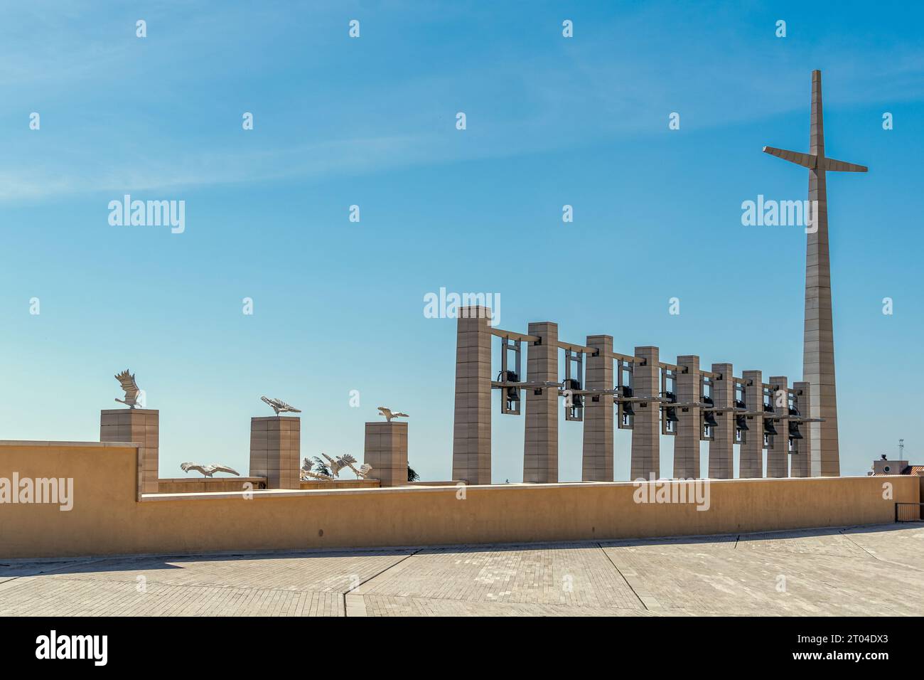 Il campanile orizzontale e la monumentale croce in pietra presso il Santuario di San Pio da Pietrelcina. San Giovanni Rotondo, provincia di Foggia, Puglia, IT Foto Stock