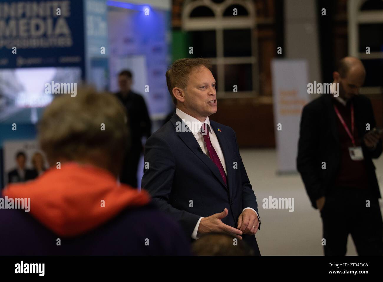 4 ottobre 2023, Manchester, Regno Unito. Grant Shapps fa i turni delle interviste ai media mentre la sala principale è allestita per il discorso dei leader con Rishi Sunak. Manchester. REGNO UNITO. Crediti: GaryRobertsphotography/Alamy Live News Foto Stock