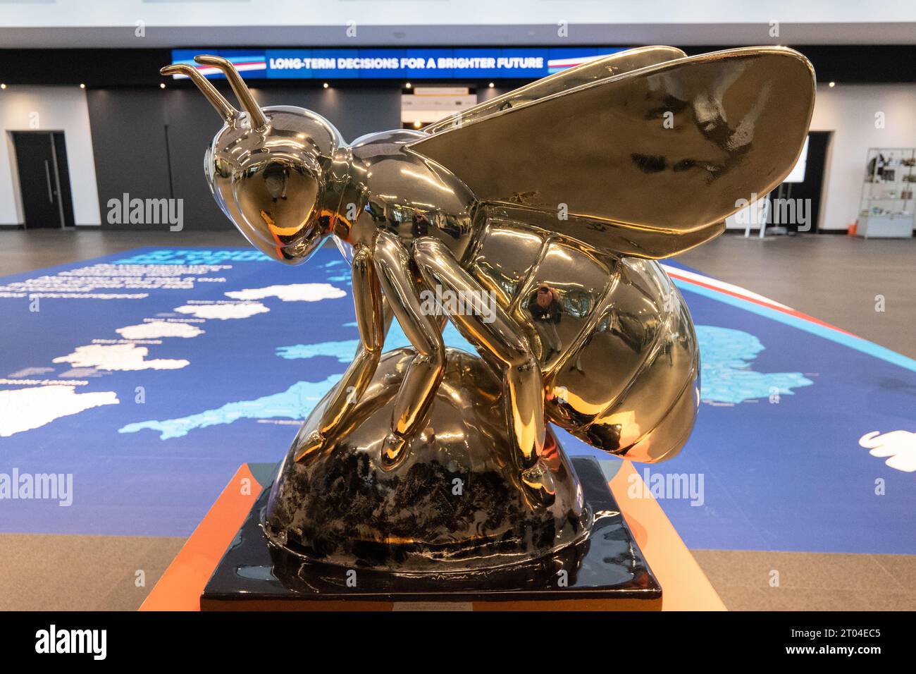 4 ottobre 2023, Manchester, Regno Unito. Bee all'ingresso del Manchester Central, dove Grant Shapps fa i turni di interviste ai media mentre la sala principale è allestita per il discorso dei leader con Rishi Sunak. Manchester. REGNO UNITO. Crediti: GaryRobertsphotography/Alamy Live News Foto Stock