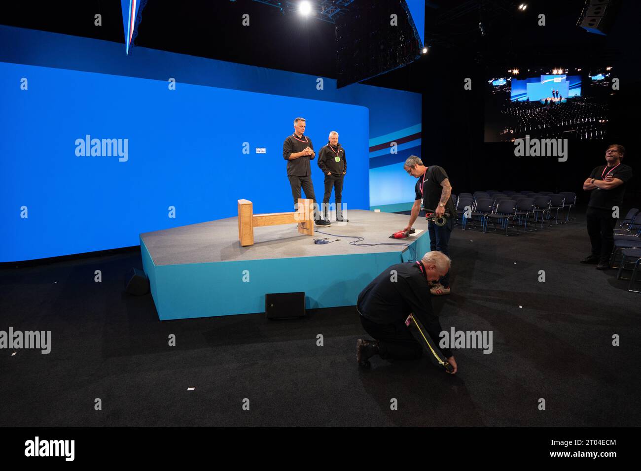 4 ottobre 2023, Manchester, Regno Unito. Il podio è preparato e il nastro multimediale è stato messo in atto mentre Grant Shapps fa il giro delle interviste ai media mentre la sala principale è allestita per il discorso dei leader con Rishi Sunak. Manchester. REGNO UNITO. Crediti: GaryRobertsphotography/Alamy Live News Foto Stock