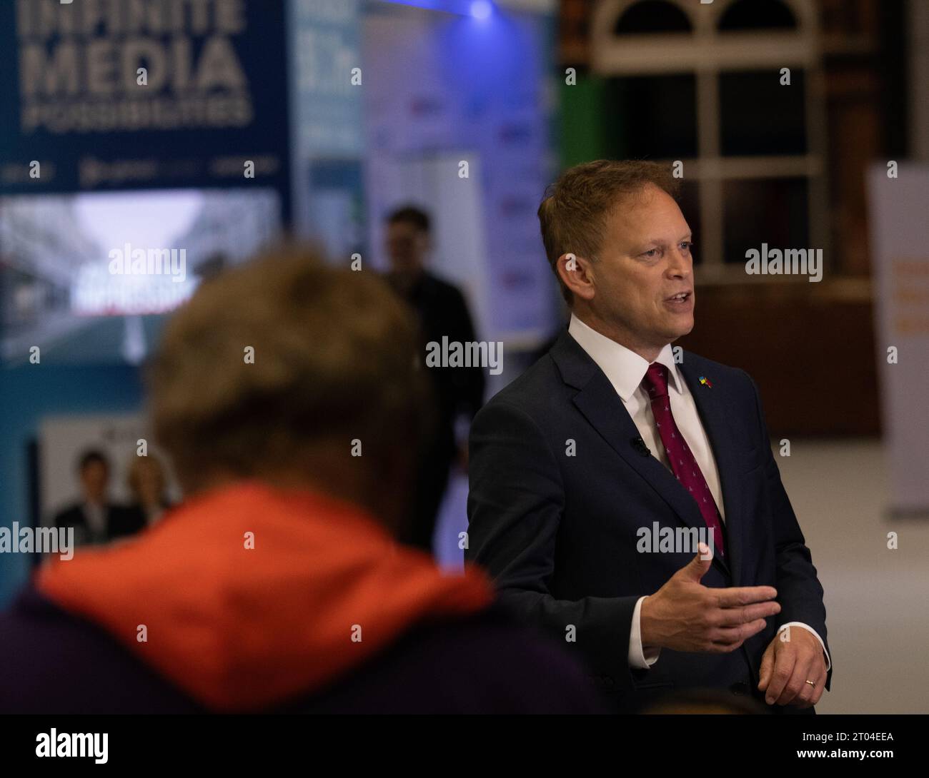 4 ottobre 2023, Manchester, Regno Unito. Grant Shapps fa i turni delle interviste ai media mentre la sala principale è allestita per il discorso dei leader con Rishi Sunak. Manchester. REGNO UNITO. Crediti: GaryRobertsphotography/Alamy Live News Foto Stock