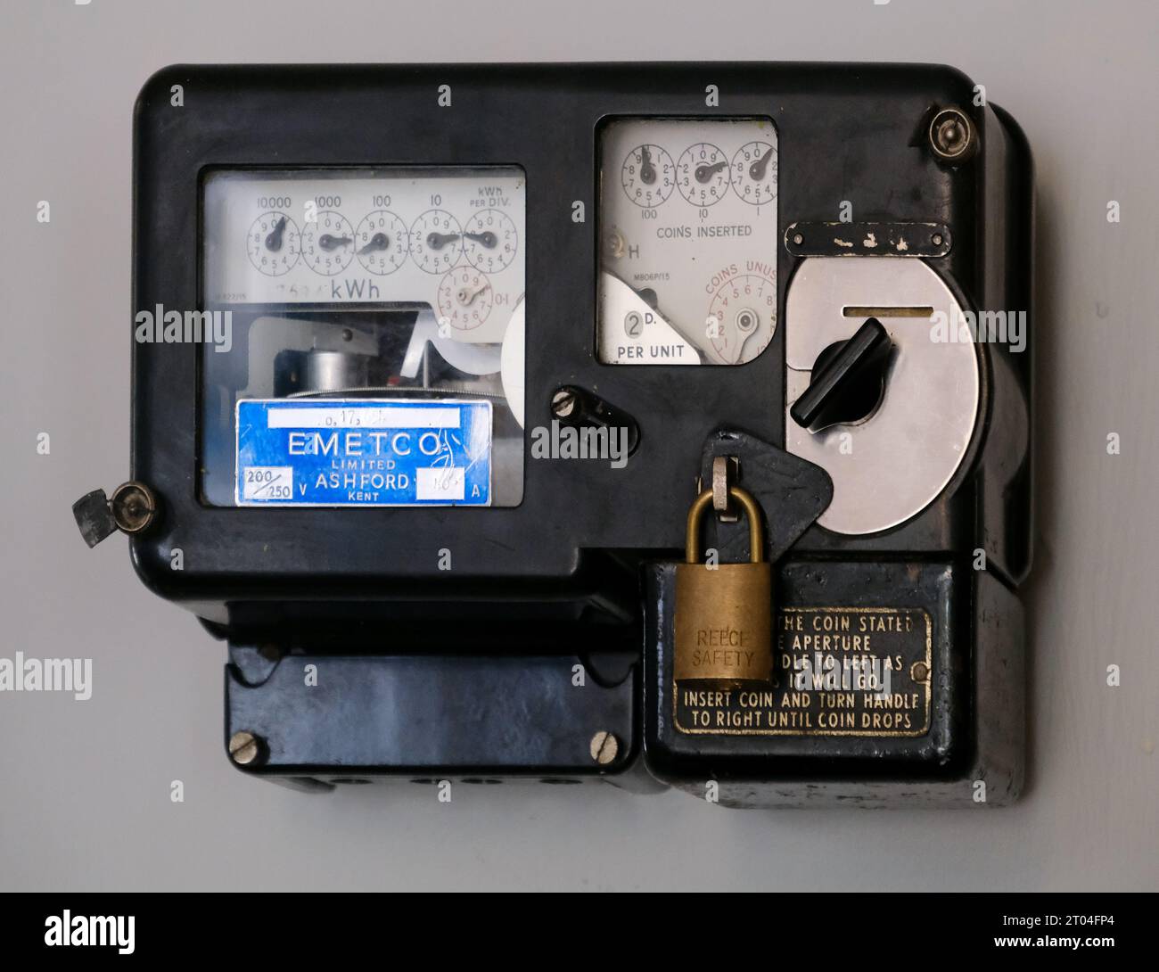 Moneta nel contatore di alimentazione elettrica domestica slot. Foto Stock