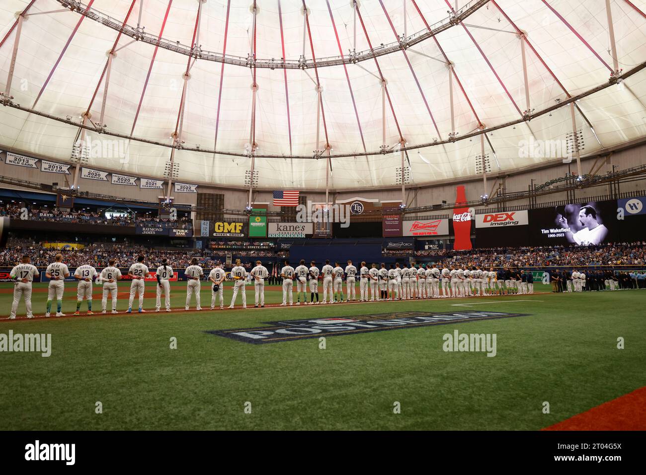 St Petersburg, FL USA; Un momento di silenzio per onorare l'ex lanciatore Tim Wakefield si è tenuto prima di una MLB Wild Card tra i Tampa Bay Rays e Th Foto Stock
