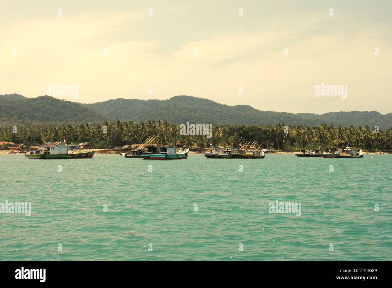 Una vista del paesaggio costiero di Sumur, una città che fa parte della zona cuscinetto del Parco Nazionale di Ujung Kulon a Pandeglang, Banten, Indonesia. "Il successo delle norme di conservazione e di gestione del turismo dovrebbe essere caratterizzato da una buona interazione tra l'area protetta e le persone", un altro team di ricercatori guidato da Nyirarwasa Anathalie (Xinjiang Institute of Ecology and Geography, Chinese Academy of Sciences, Urumqi, Cina) scritto nel loro articolo del 2020 pubblicato per la prima volta sul Journal of Geoscience and Environmental Protection. "Una gestione sostenibile del parco nazionale richiede collaborazione... Foto Stock