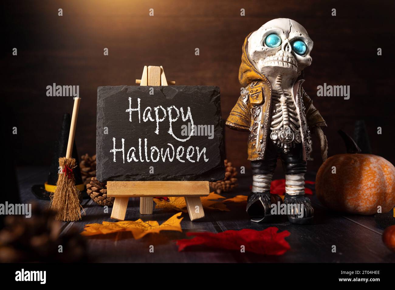 4 ottobre 2023: Decorazione autunnale e di Halloween intorno a una lavagna con l'iscrizione: Buon Halloween. Scheletro con scopa da strega MONTAGGIO FOTOGRAFICO concetto inquietante *** Herbst und Halloween Dekoration um eine Kreidetafel mit Aufschrift: Buon Halloween. Skelett mit Hexenbesen grusel Konzept FOTOMONTAGE Credit: Imago/Alamy Live News Foto Stock