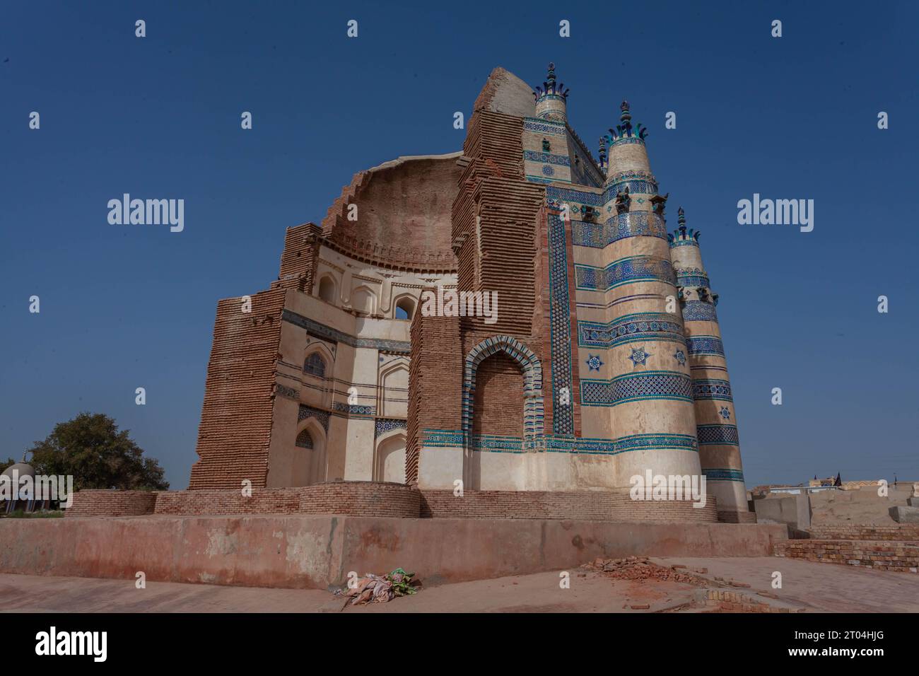 Majestic UCH Sharif: Uno sguardo alla storia. La vista panoramica di UCH Sharif, con i suoi tesori architettonici che punteggiano graziosamente lo skyline. Foto Stock