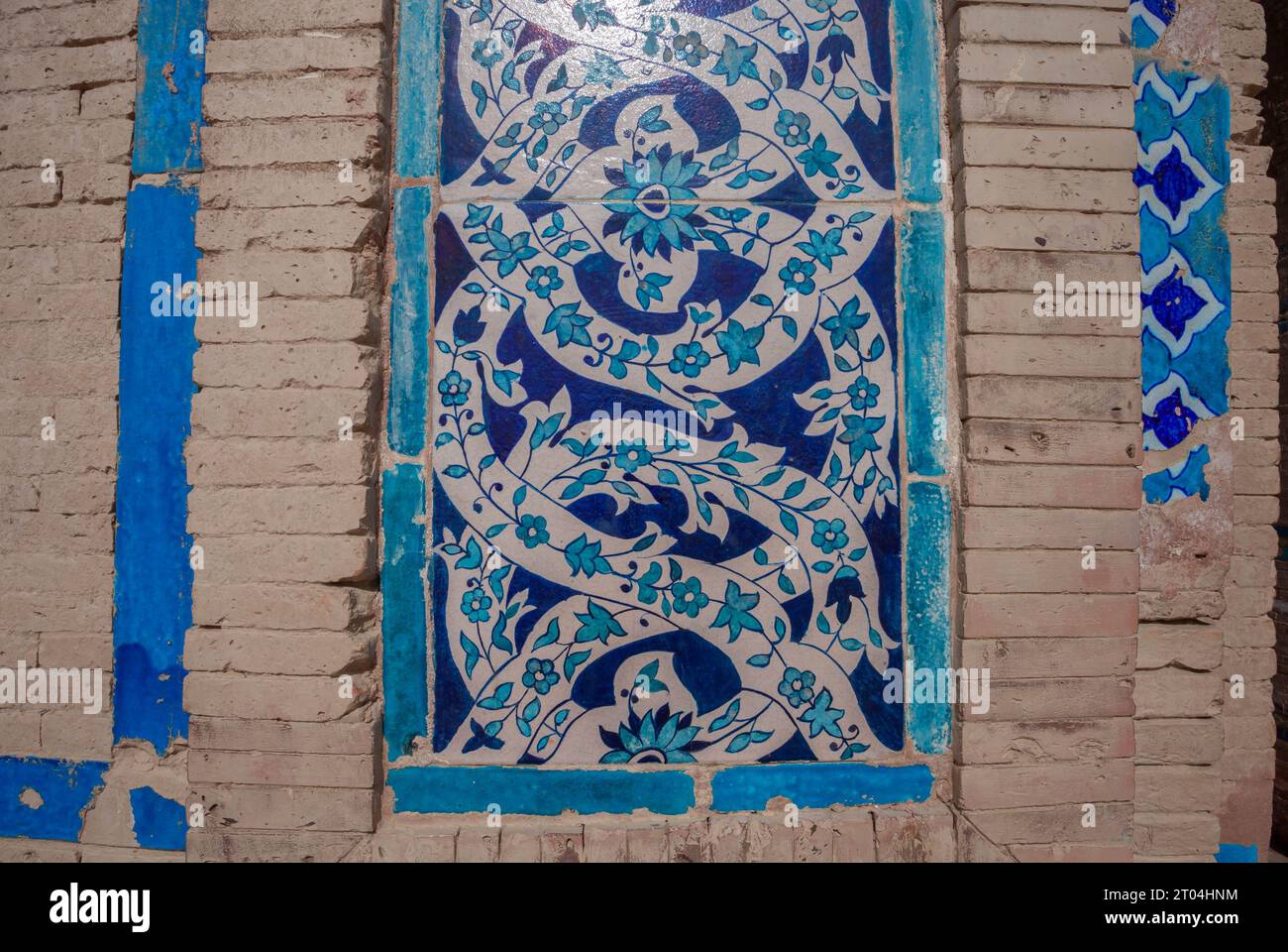 Majestic UCH Sharif: Uno sguardo alla storia. La vista panoramica di UCH Sharif, con i suoi tesori architettonici che punteggiano graziosamente lo skyline. Foto Stock