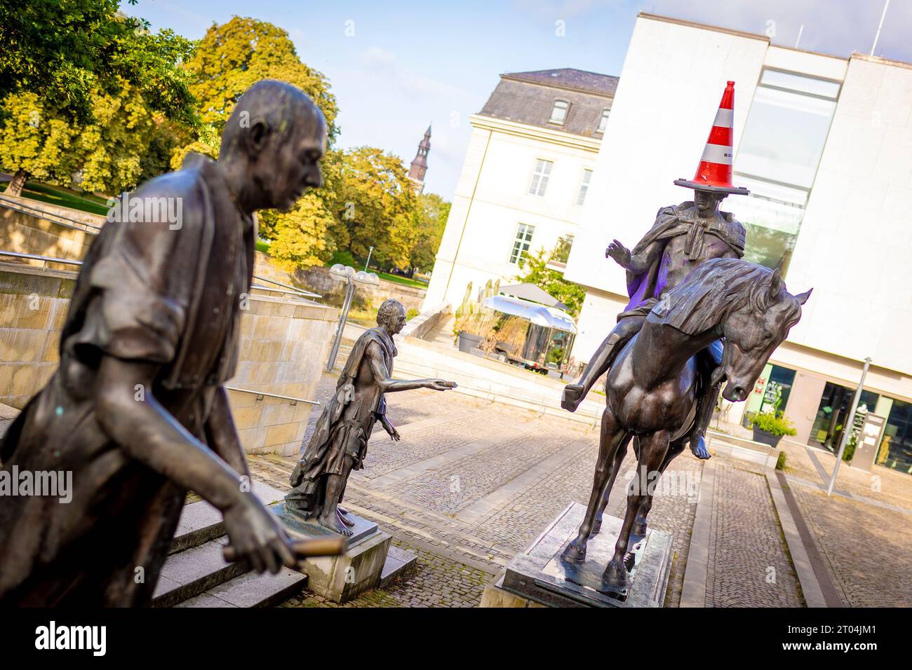 Hannover, Germania. 4 ottobre 2023. Persone sconosciute hanno messo un cono stradale sulla figura equestre del re Ernesto Augusto dell'artista Floriano Bodini in Piazza Göttingen sette. Credito: Moritz Frankenberg/dpa/Alamy Live News Foto Stock