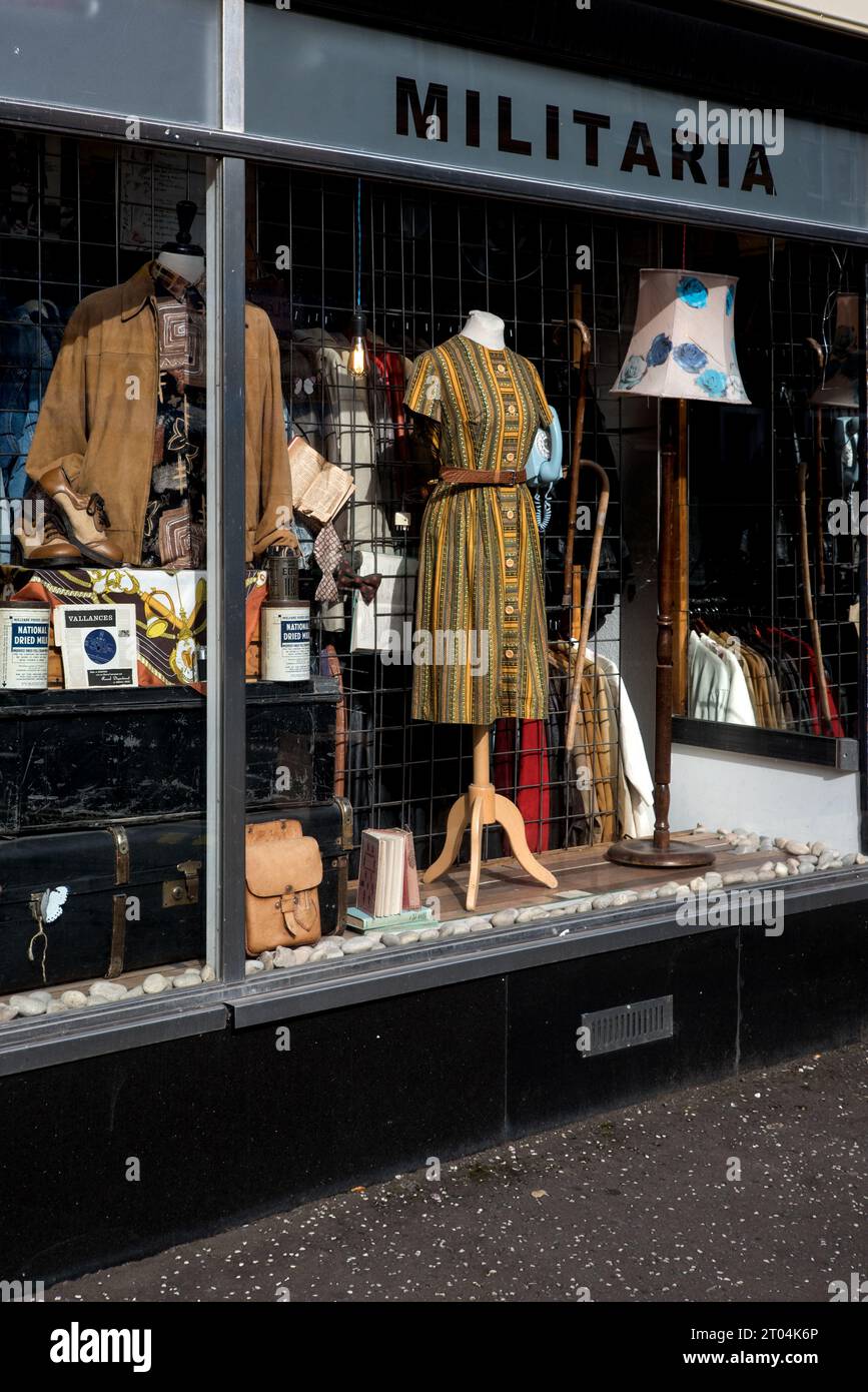 W Armstrong & Son, Vintage Clothing Emporium all'angolo tra Montague Street e Clerk Street nel Southside di Edimburgo. Foto Stock