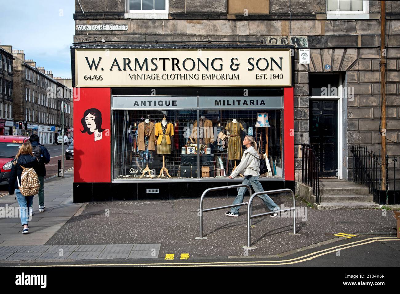 W Armstrong & Son, Vintage Clothing Emporium all'angolo tra Montague Street e Clerk Street nel Southside di Edimburgo. Foto Stock