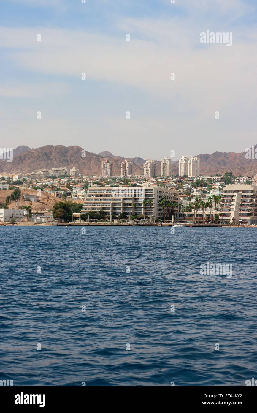 Vista in bianco e nero dell'esterno dell'aria, un lussuoso hotel di suite di Astral Hotels a Eilat dal Mar Rosso Foto Stock