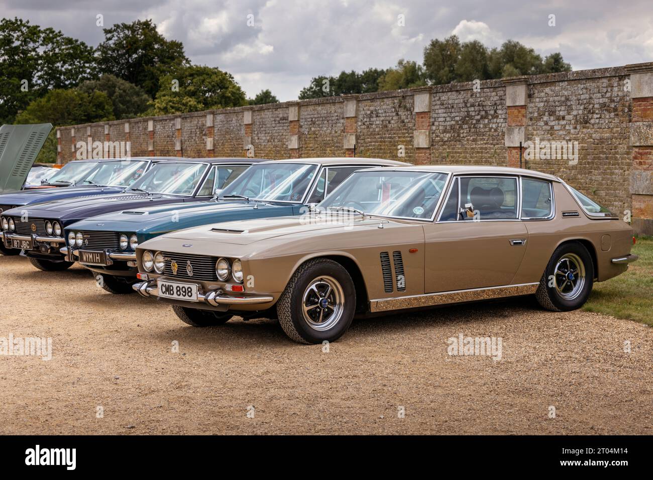 Esposizione di auto classiche Jensen, Concours of Elegance 2023, Hampton Court Palace, Londra, Regno Unito Foto Stock
