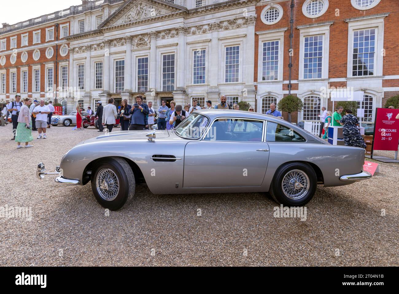 1964 Aston Martin DB5, James Bond 'Goldfinger' ricreazione, Concours of Elegance 2023, Hampton Court Palace, Londra, Regno Unito Foto Stock