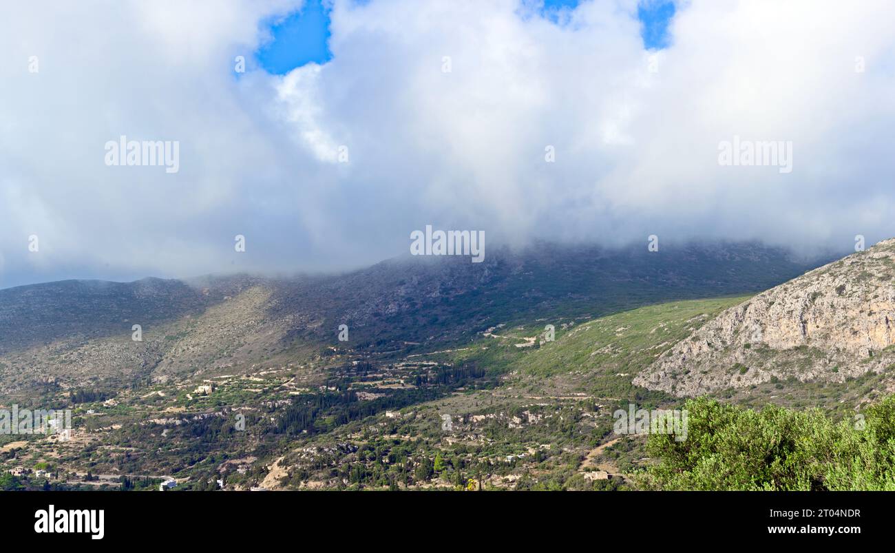 Isola di Citera, vista panoramica delle montagne sotto le nuvole mattutine basse, vicino alle città di Chora e Livadi, a Citera, Grecia, Europa. Foto Stock