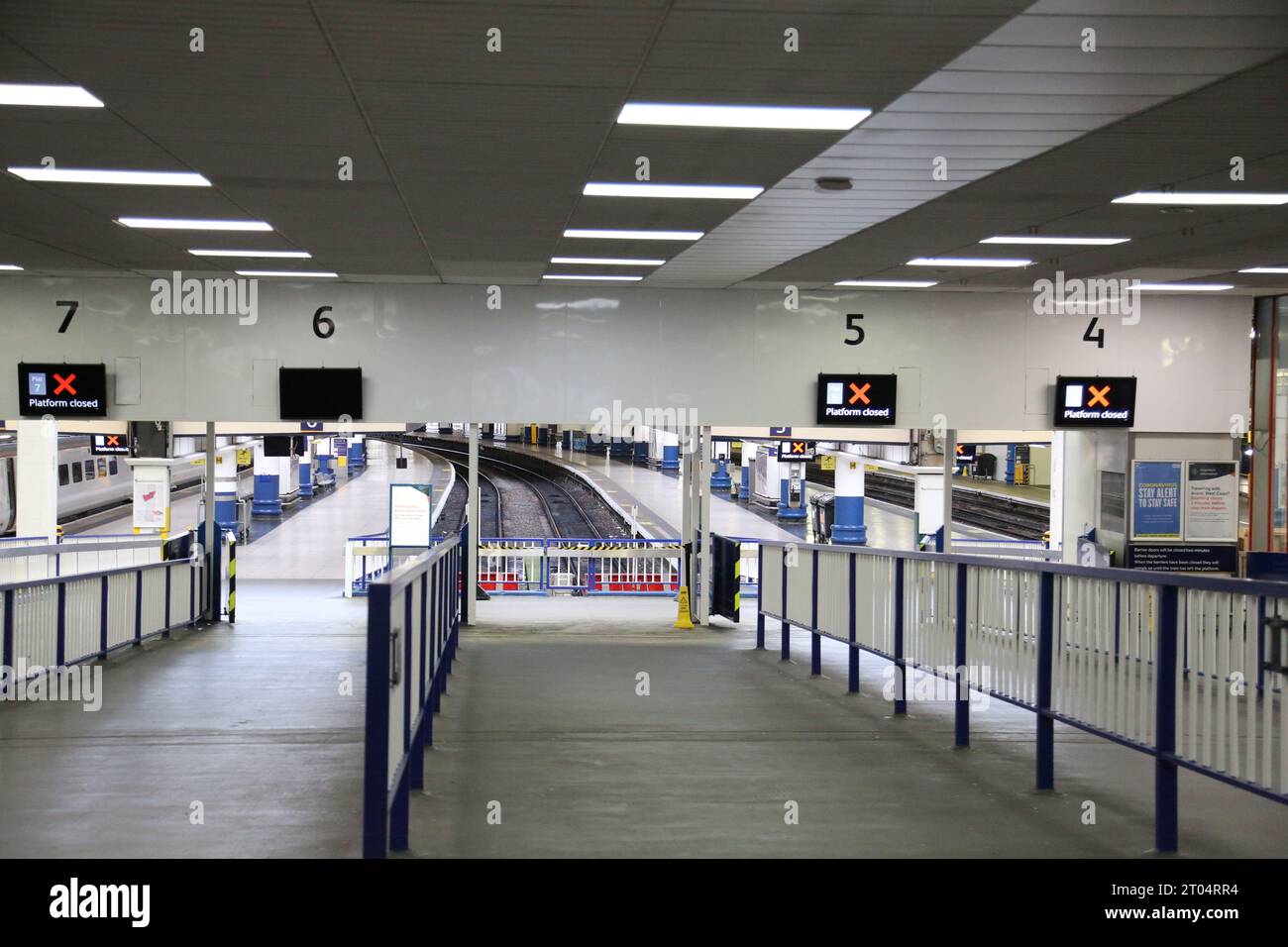 Londra, Regno Unito. 4 ottobre 2023. La stazione di Euston è spaventosamente deserta il giorno in cui il sindacato ha chiesto lo sciopero. Crediti: Uwe Deffner/Alamy Live News Foto Stock