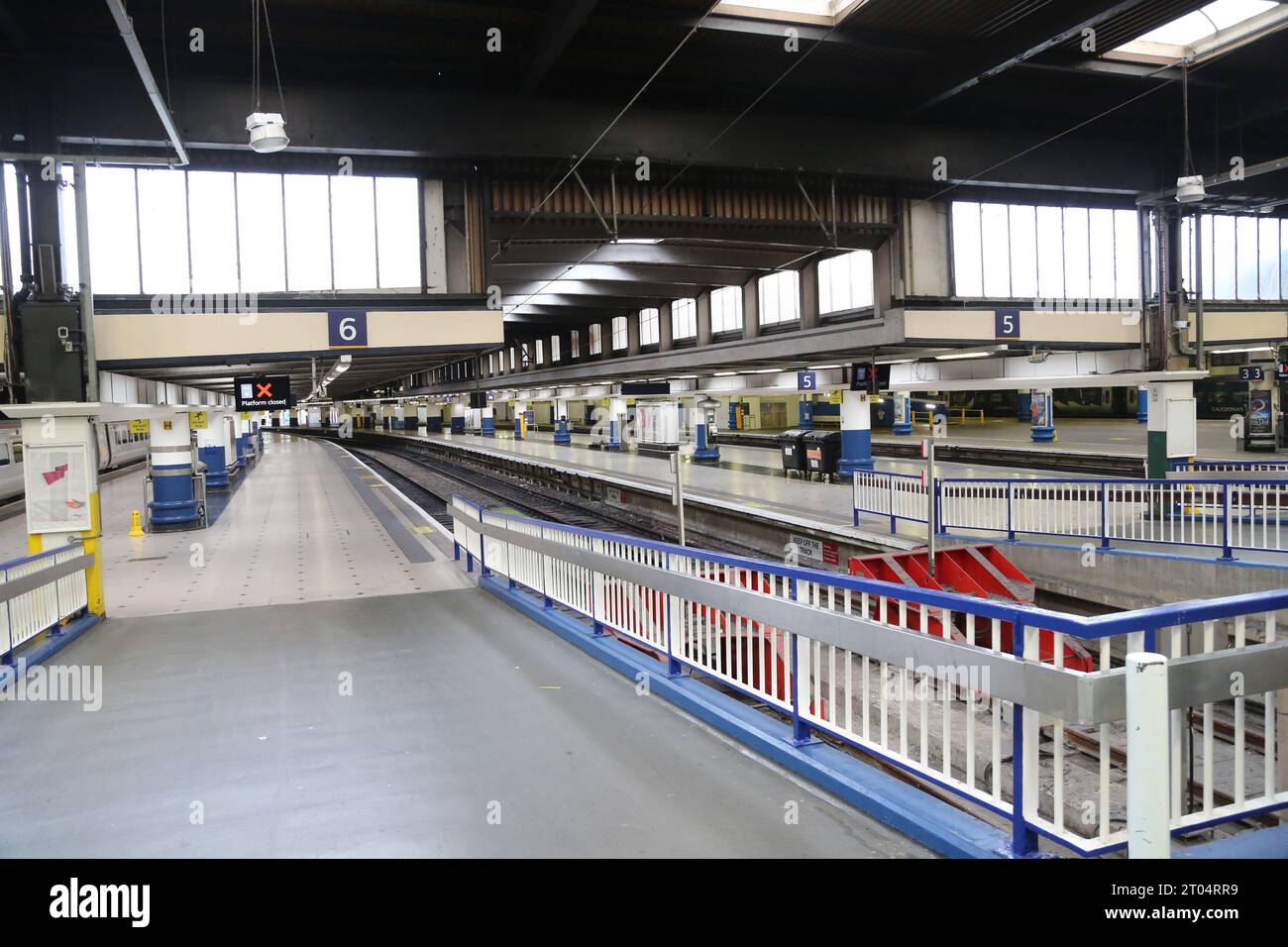Londra, Regno Unito. 4 ottobre 2023. La stazione di Euston è spaventosamente deserta il giorno in cui il sindacato ha chiesto lo sciopero. Crediti: Uwe Deffner/Alamy Live News Foto Stock