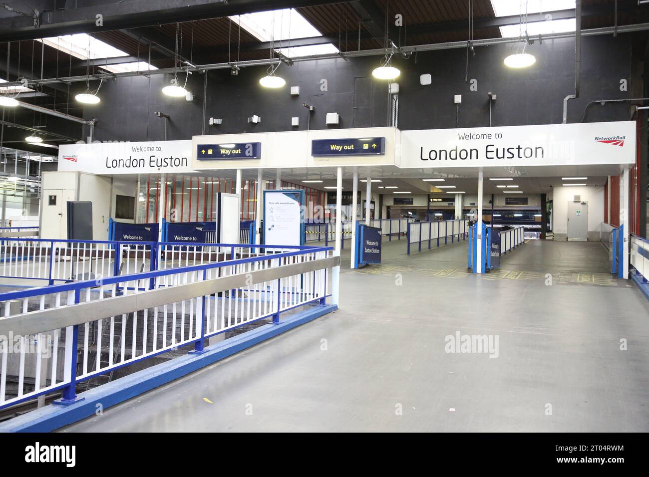 Londra, Regno Unito. 4 ottobre 2023. La stazione di Euston è spaventosamente deserta il giorno in cui il sindacato ha chiesto lo sciopero. Crediti: Uwe Deffner/Alamy Live News Foto Stock