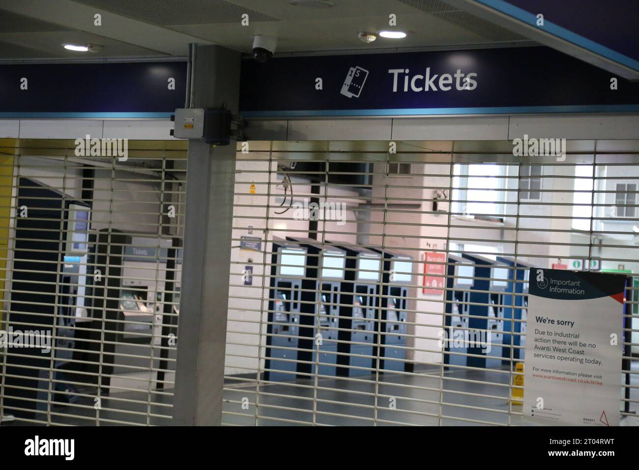 Londra, Regno Unito. 4 ottobre 2023. La stazione di Euston è spaventosamente deserta il giorno in cui il sindacato ha chiesto lo sciopero. Crediti: Uwe Deffner/Alamy Live News Foto Stock