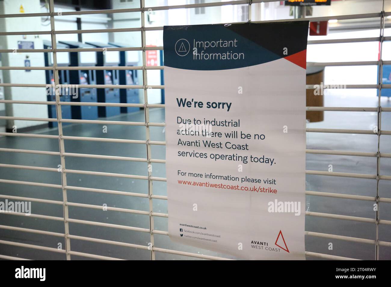 Londra, Regno Unito. 4 ottobre 2023. La stazione di Euston è spaventosamente deserta il giorno in cui il sindacato ha chiesto lo sciopero. Crediti: Uwe Deffner/Alamy Live News Foto Stock