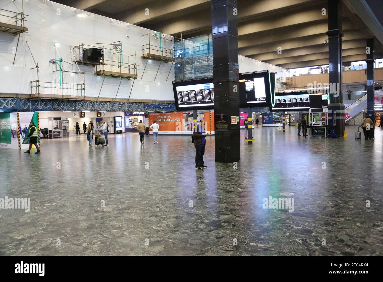 Londra, Regno Unito. 4 ottobre 2023. La stazione di Euston è spaventosamente deserta il giorno in cui il sindacato ha chiesto lo sciopero. Crediti: Uwe Deffner/Alamy Live News Foto Stock