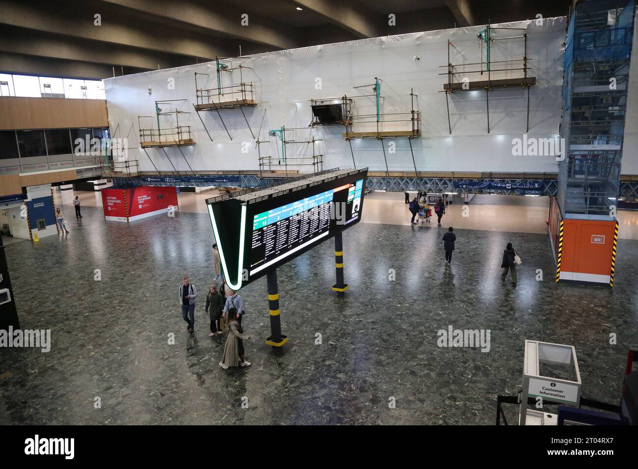 Londra, Regno Unito. 4 ottobre 2023. La stazione di Euston è spaventosamente deserta il giorno in cui il sindacato ha chiesto lo sciopero. Crediti: Uwe Deffner/Alamy Live News Foto Stock