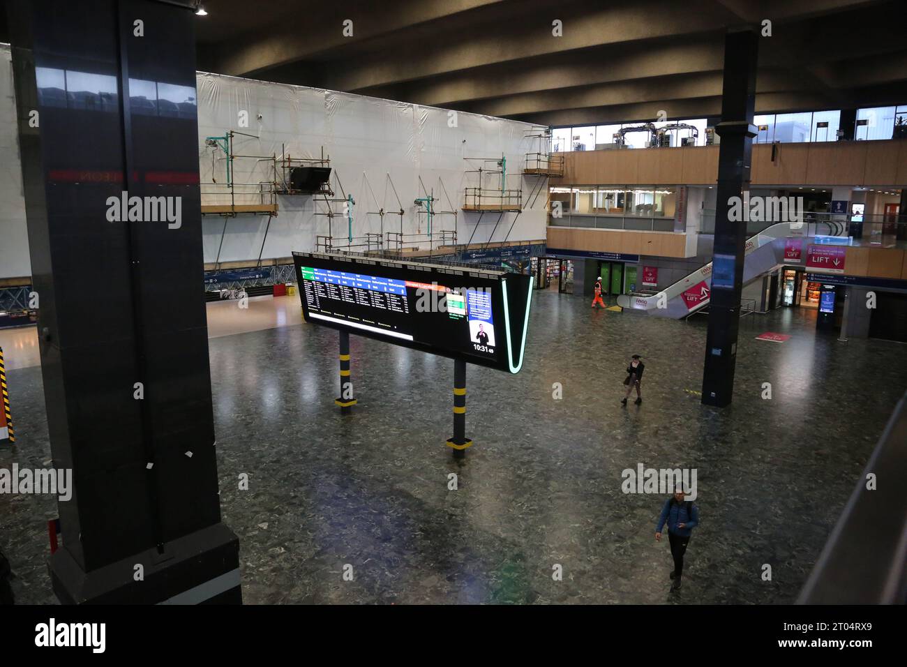 Londra, Regno Unito. 4 ottobre 2023. La stazione di Euston è spaventosamente deserta il giorno in cui il sindacato ha chiesto lo sciopero. Crediti: Uwe Deffner/Alamy Live News Foto Stock