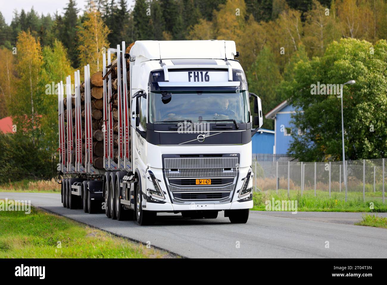 Il nuovo veicolo Volvo FH16 750 8x4 tag-tridem tira il carico di tronco sul tour di prova su strada di Volvo Trucks Finlandia "Together Towards Zero". Forssa, Finlandia. 21 settembre 2023 Foto Stock