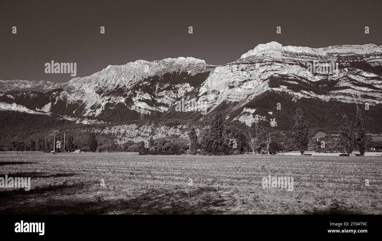Guardando ad ovest attraverso i campi dalla città di Varces-Allières-et-Risset, Isere, Francia, verso le montagne del Parc Naturel Régional du Vercors (Verco Foto Stock