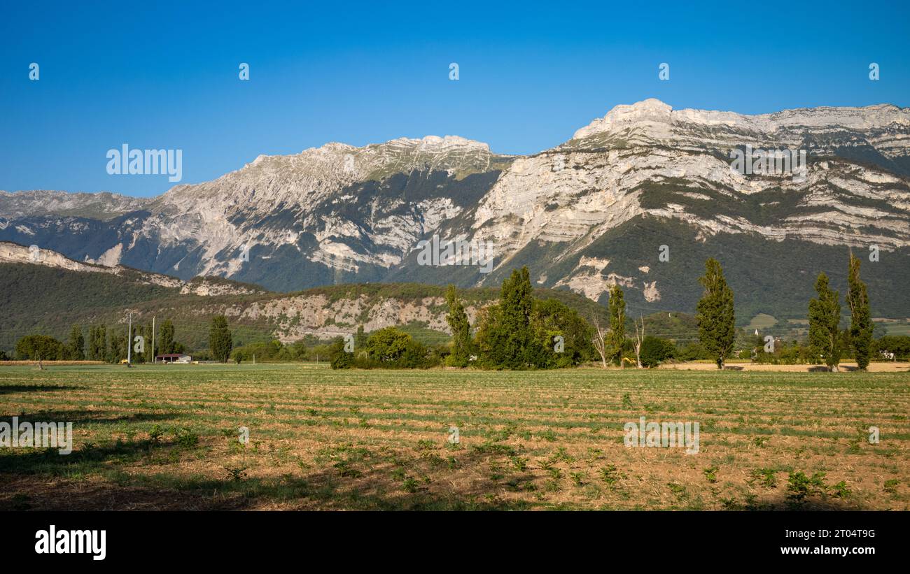Guardando ad ovest attraverso i campi dalla città di Varces-Allières-et-Risset, Isere, Francia, verso le montagne del Parc Naturel Régional du Vercors (Verco Foto Stock