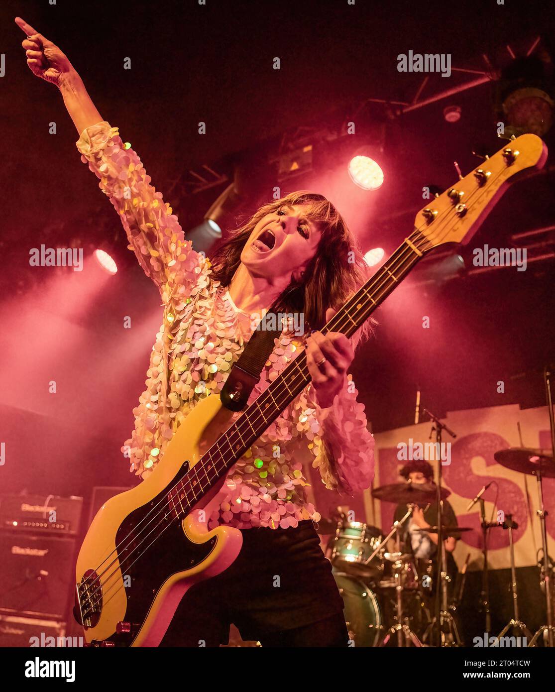 Nottingham, Regno Unito. 3 ottobre 2023, evento: Rock City. ASH (Headline Act) con gruppi di supporto GELOSI NARICI e METROPOLITANE, in FOTO - bassista / cantante principale - Charlotte Cooper (THE UNDERWAYS) credito: Mark Dunn Photography/Alamy Entertainment Foto Stock