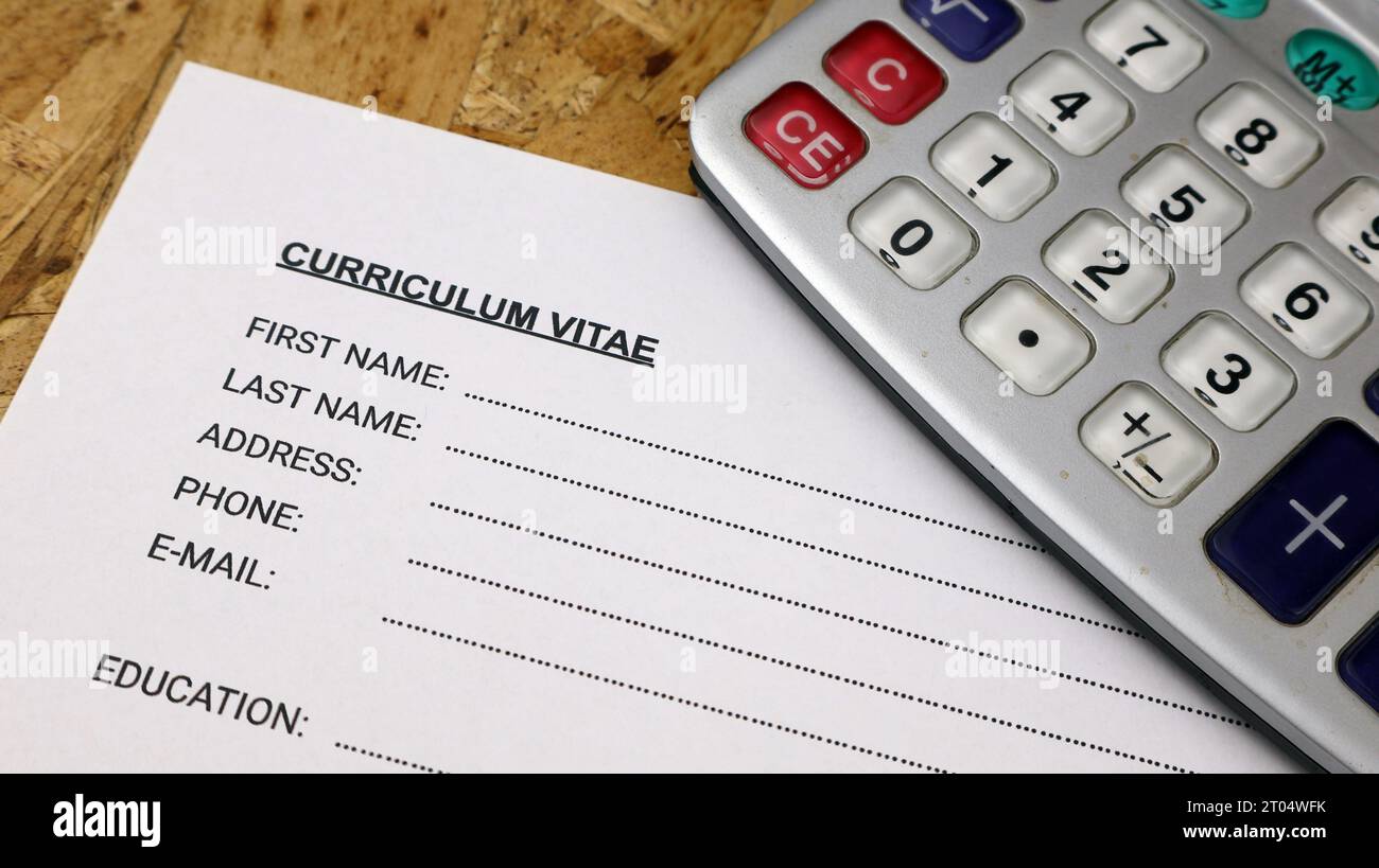 Curriculum Vitae un curriculum vitae vuoto forma Un curriculum vitae vuoto con una calcolatrice. Foto Stock