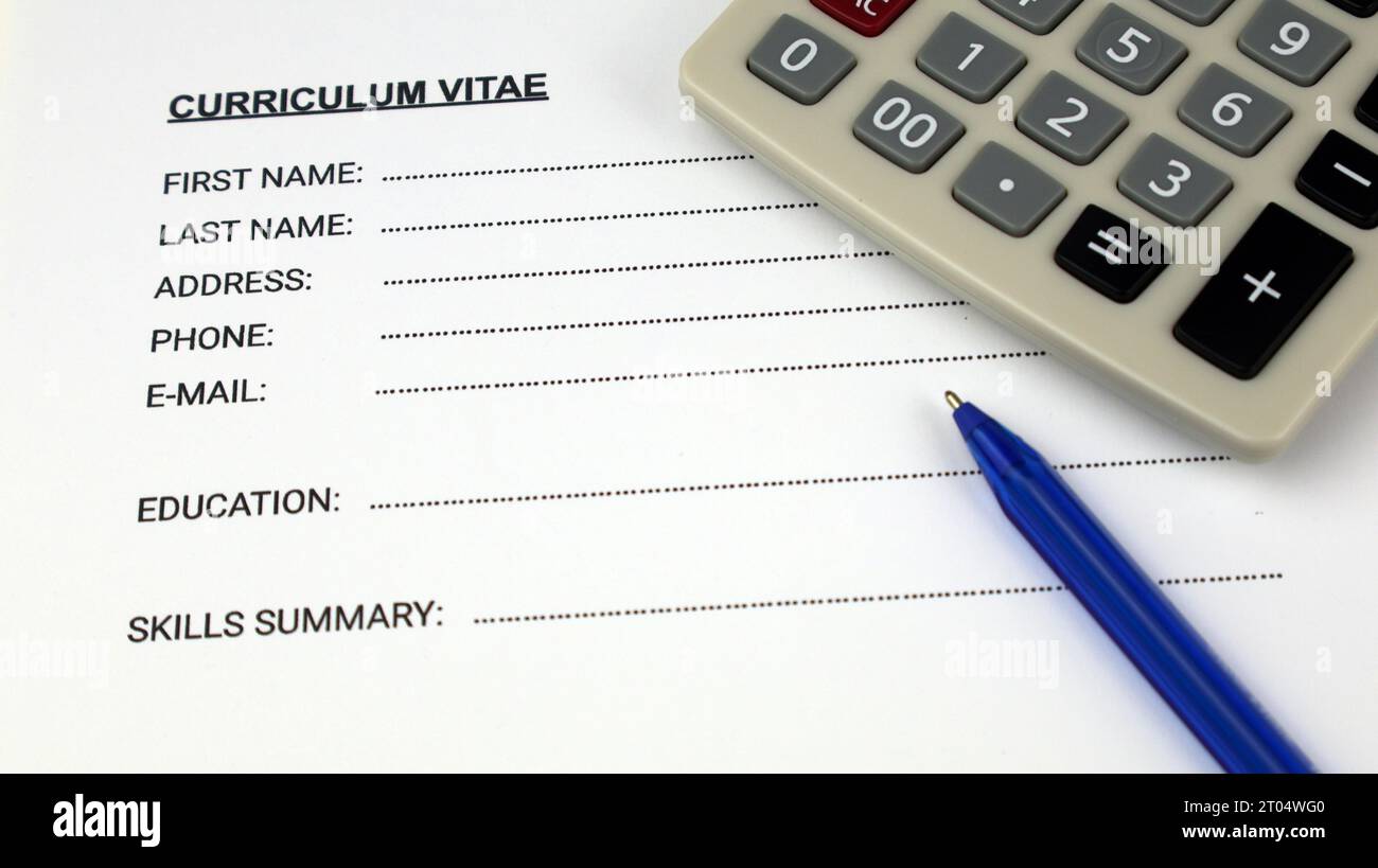 Curriculum Vitae un curriculum vitae vuoto forma Un curriculum vitae vuoto con una penna e una calcolatrice. Foto Stock