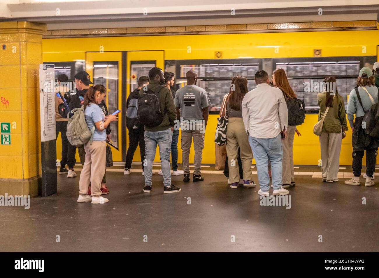 Stazione della U-Bahn Hermannplatz, U7, Bahnsteig, BVG, oeffentlicher Nahverkehr, Berlino Foto Stock