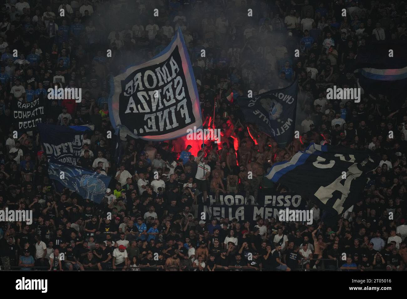 Napoli, Italia. 3 ottobre 2023. I tifosi del Napoli SSC durante la partita di UEFA Champions League, gruppo C, tra SCC Napolli e Real Madrid hanno giocato allo stadio Diego Armando Maranoa il 3 ottobre 2023 a Napoli. (Foto di Bagu Blanco/PRESSINPHOTO) crediti: PRESSINPHOTO SPORTS AGENCY/Alamy Live News Foto Stock