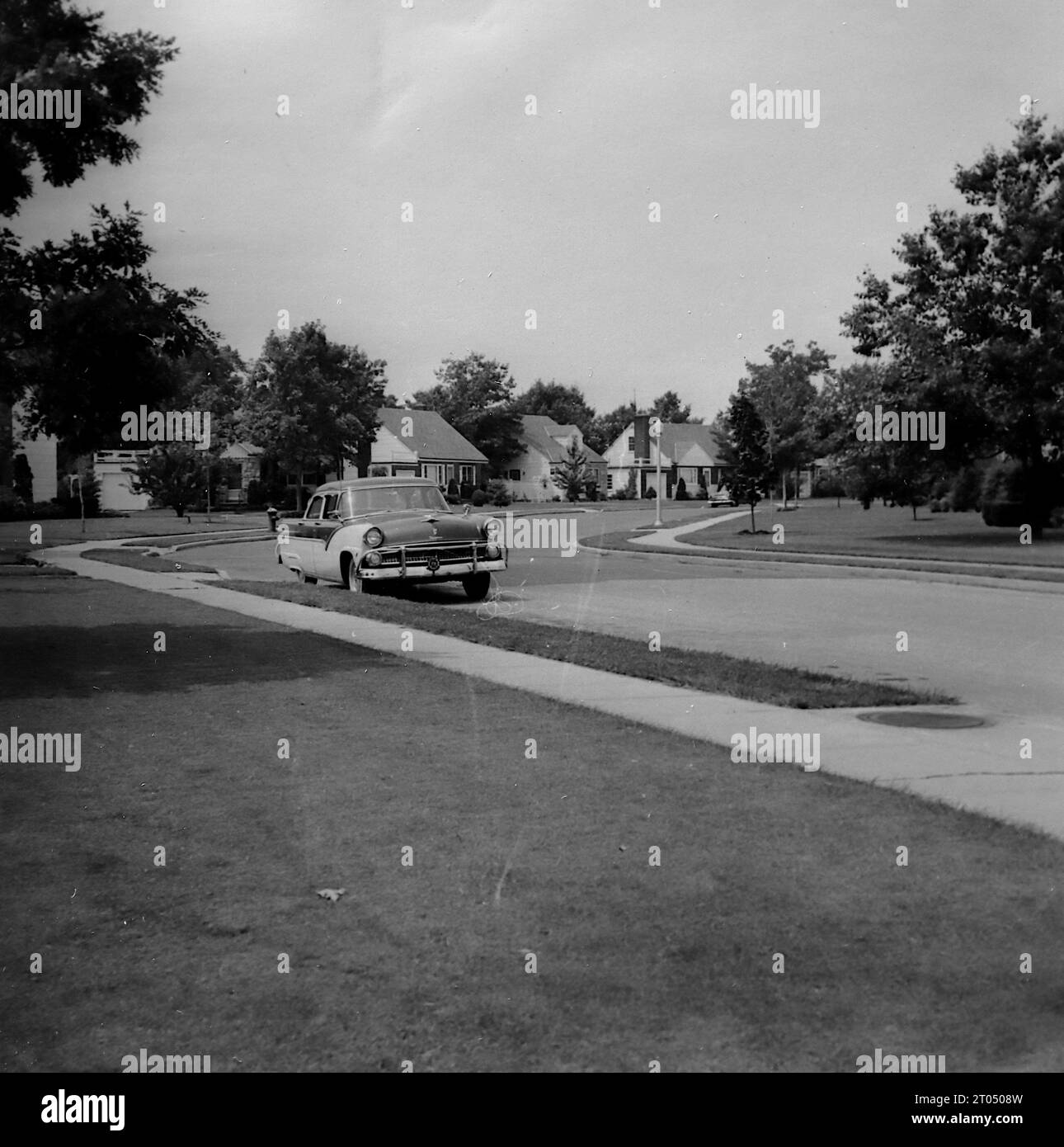 Un'auto Ford degli anni '1950 parcheggiata a Brian Drive, New York. Questa fotografia è tratta da un album personale non attribuito di fotografie di una crociera a New York datata 29 giugno al 13 agosto 1956. Salpando da Liverpool a bordo della nave Cunard M.V. Britannic e tornando da New York a Southampton a bordo della nave Cunard R.M.S. Queen Mary. Le dimensioni medie delle fotografie originali erano di 4 x 3 pollici. Foto Stock