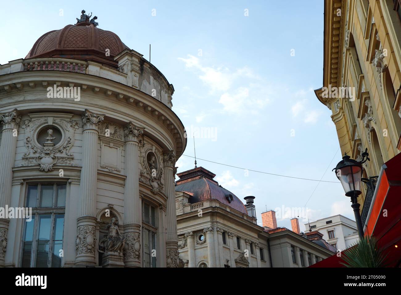 Splendidi edifici storici nella città vecchia nel centro di Bucarest, Romania Foto Stock