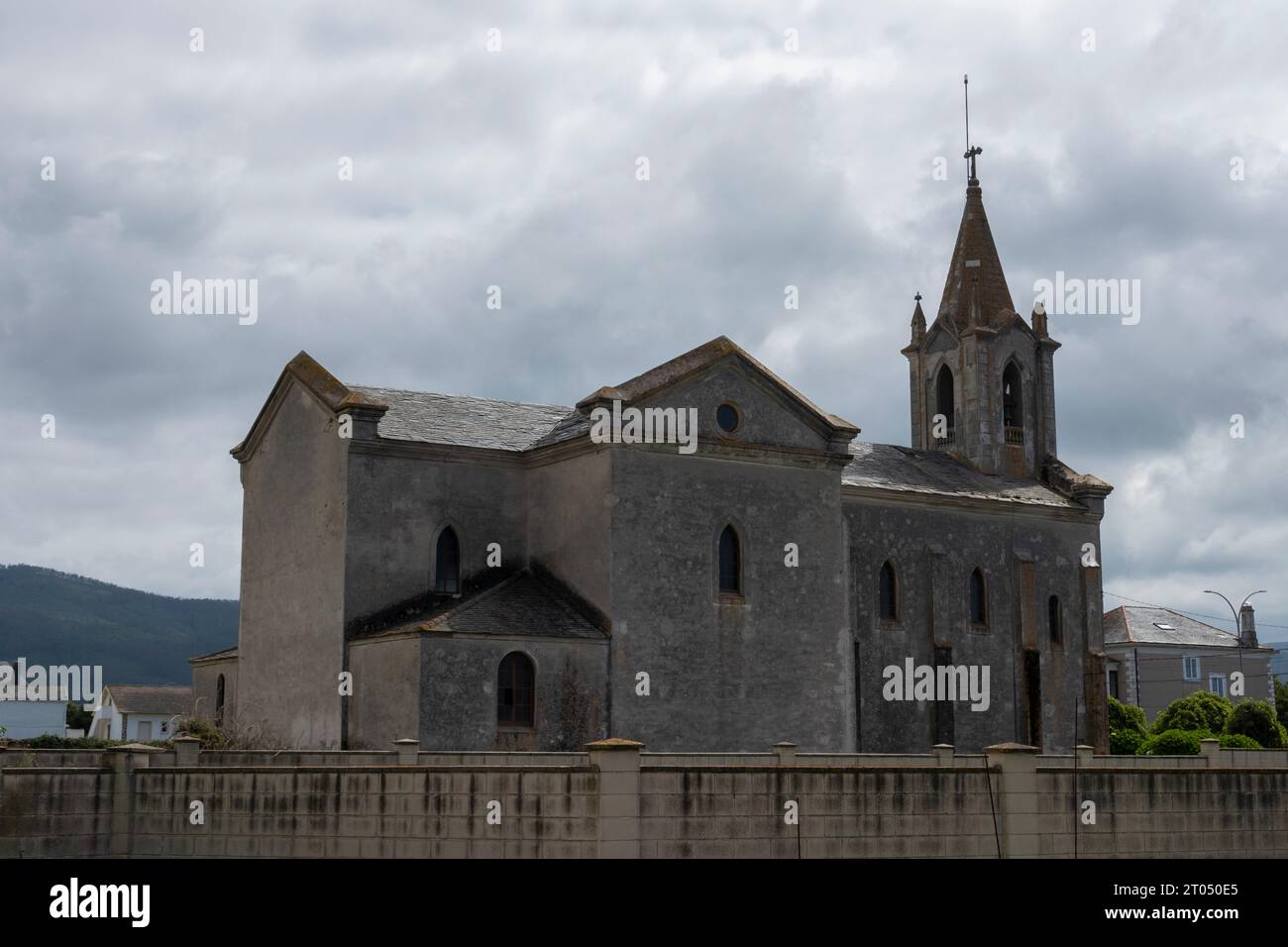 La graziosa architettura della storica chiesa cattolica di Rinlo nel nord della Spagna Foto Stock