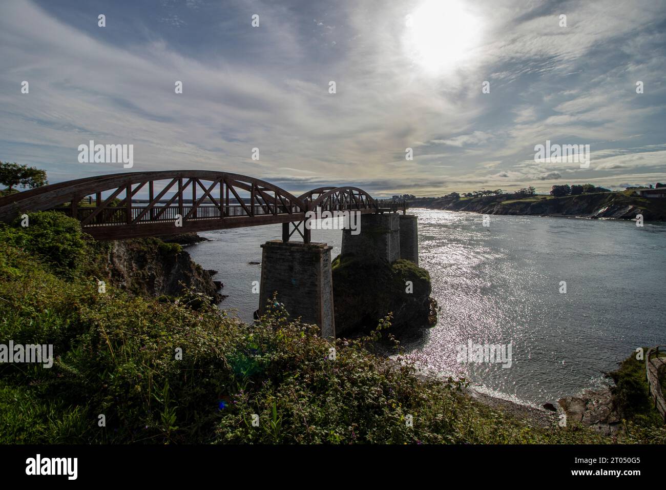 Esplora la bellezza rustica di un molo ore abbandonato in Galizia Foto Stock