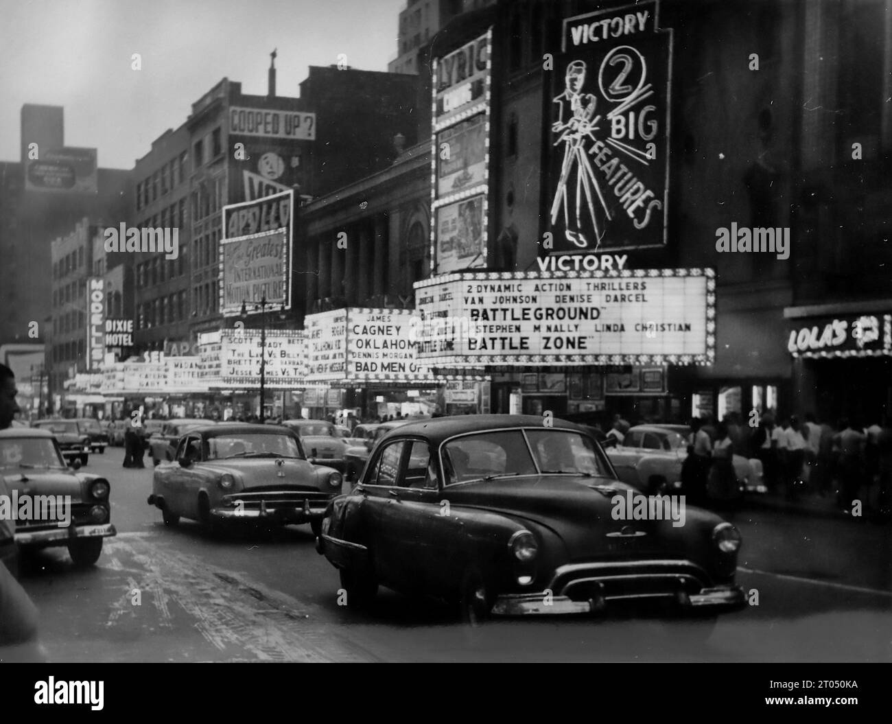 42nd Street, incluso il cinema Apollo. Questa fotografia è tratta da un album personale non attribuito di fotografie di una crociera a New York datata 29 giugno al 13 agosto 1956. Salpando da Liverpool a bordo della nave Cunard M.V. Britannic e tornando da New York a Southampton a bordo della nave Cunard R.M.S. Queen Mary. Le dimensioni medie delle fotografie originali erano di 4 x 3 pollici. Foto Stock