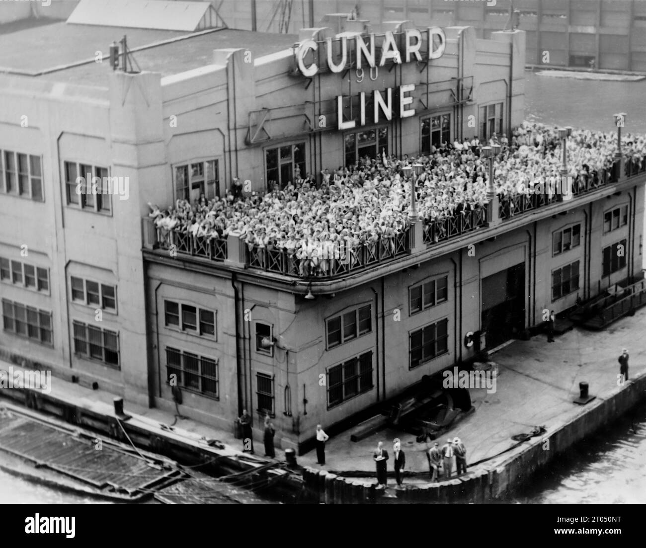 L'edificio Cunard nel porto di New York. Questa fotografia è tratta da un album personale non attribuito di fotografie di una crociera a New York datata 29 giugno al 13 agosto 1956. Salpando da Liverpool a bordo della nave Cunard M.V. Britannic e tornando da New York a Southampton a bordo della nave Cunard R.M.S. Queen Mary. Le dimensioni medie delle fotografie originali erano di 4 x 3 pollici. Foto Stock