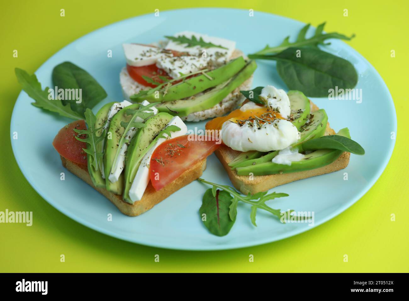 Toast dietetici con formaggio, insalata, avocado, pomodoro e uova. Cibo biologico sano Foto Stock
