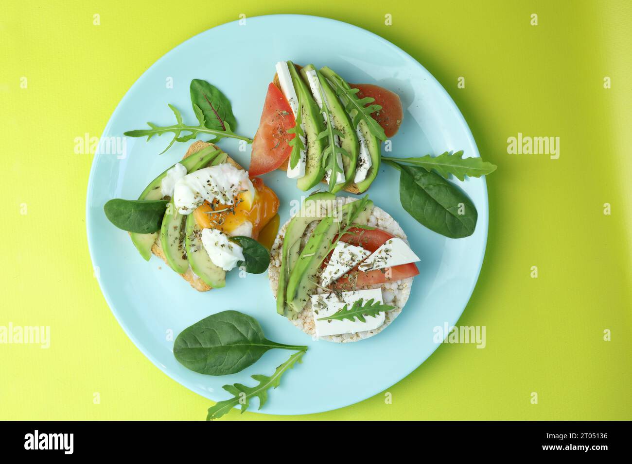 Toast dietetici con formaggio, insalata, avocado, pomodoro e uova. Cibo biologico sano Foto Stock