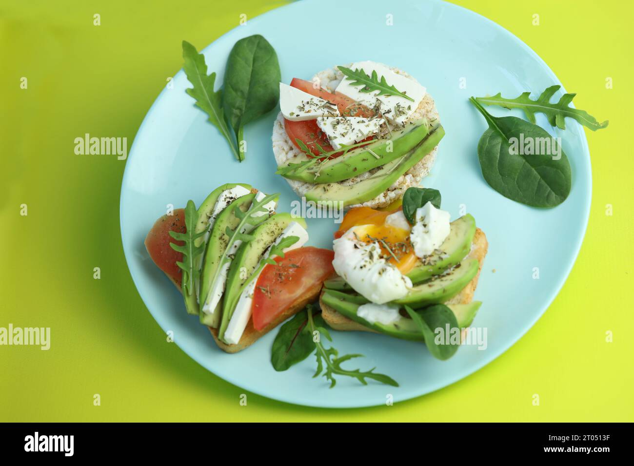 Toast dietetici con formaggio, insalata, avocado, pomodoro e uova. Cibo biologico sano Foto Stock